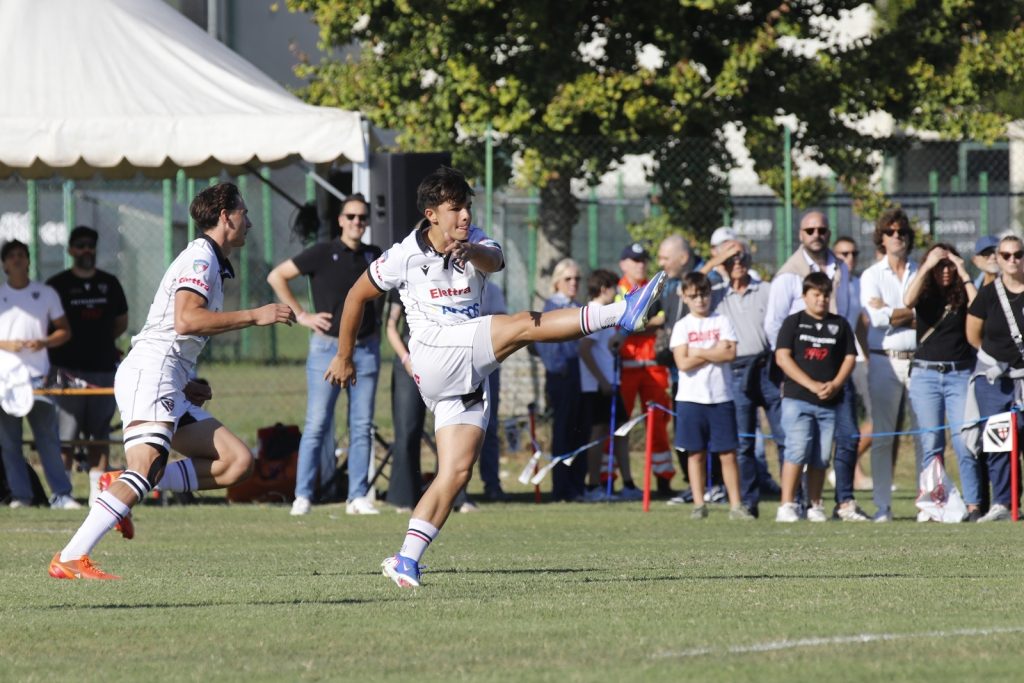 Un giocatore del Petrarca al calcio durante la partita contro Vicenza del 3 ottobre 2026