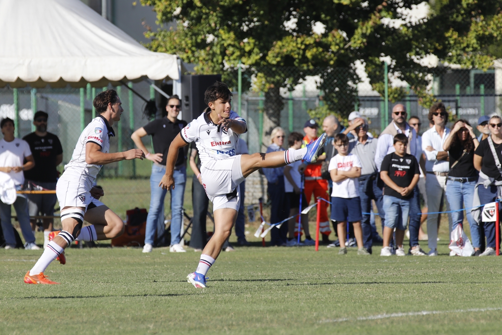 Un giocatore del Petrarca al calcio durante la partita contro Vicenza del 3 ottobre 2026